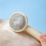 Des poils de chat sur la Brosse Pour Chat Poil Long prêts à être enlevés