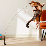 Chat sautant dans les airs jouant avec les plumes attachées au bout de la canne du Jeu De Chasse Pour Chat