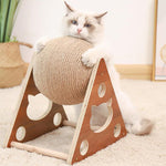 Chat jouant avec le griffoir chat sisal type B | Kittyball