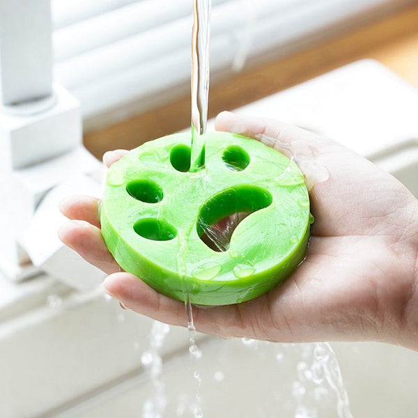 Nettoyage avec l'eau de l'attrape poils machine à laver