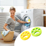 Femme avec attrape poils machine à laver
