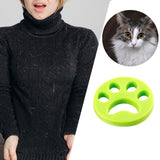 Poils de chat sur un pull de femme avec un chat et un attrape poils machine à laver à droite de l'image
