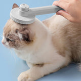 Brosse Pour Chat Poil Long en utilisation sur la tête d'un chat