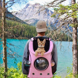 Homme au bord d'un lac avec le Sac à dos pour chat | KITTYBAG